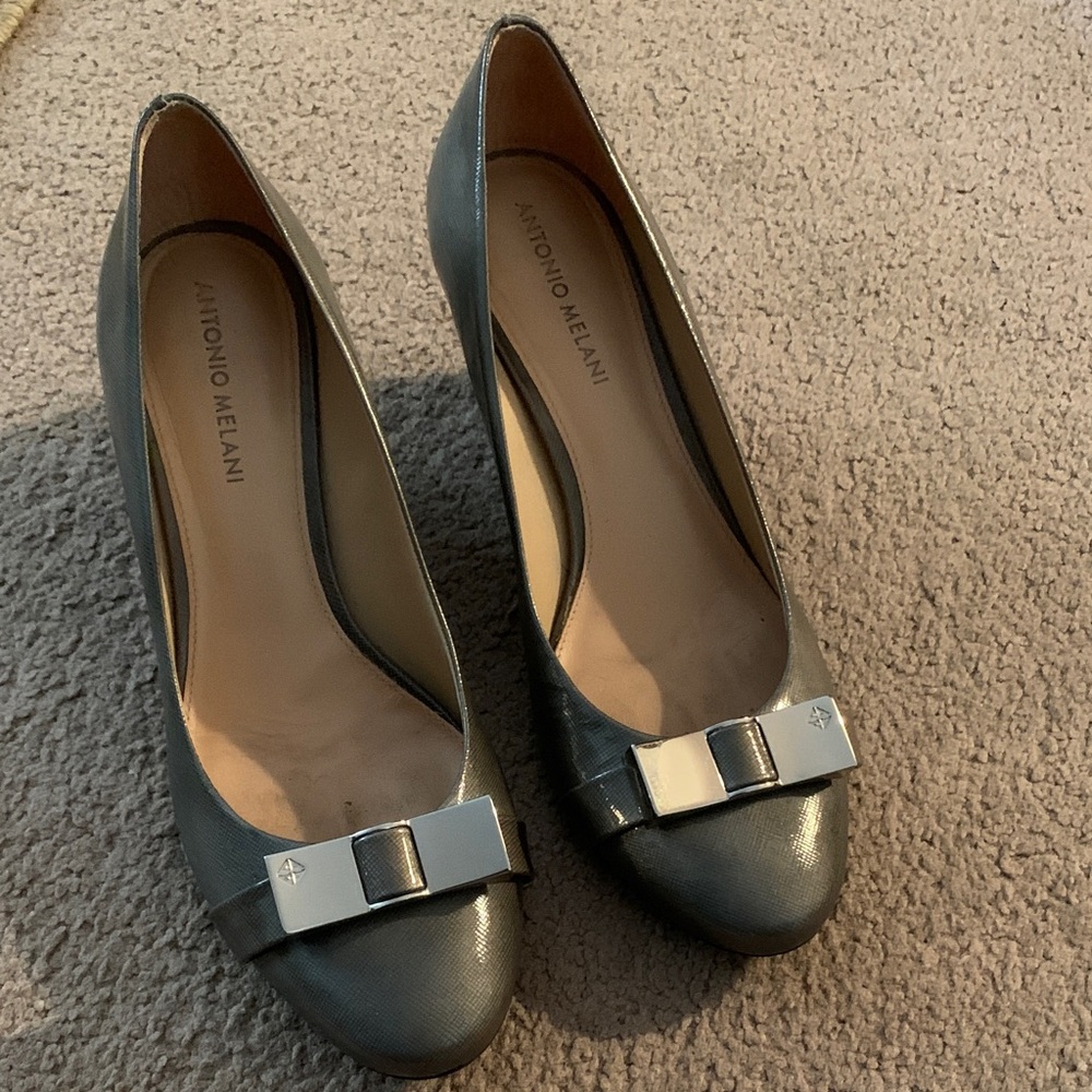 ANTONIO MELANI Metallic Gray grained patent leather wedge Heels with Bow sz9